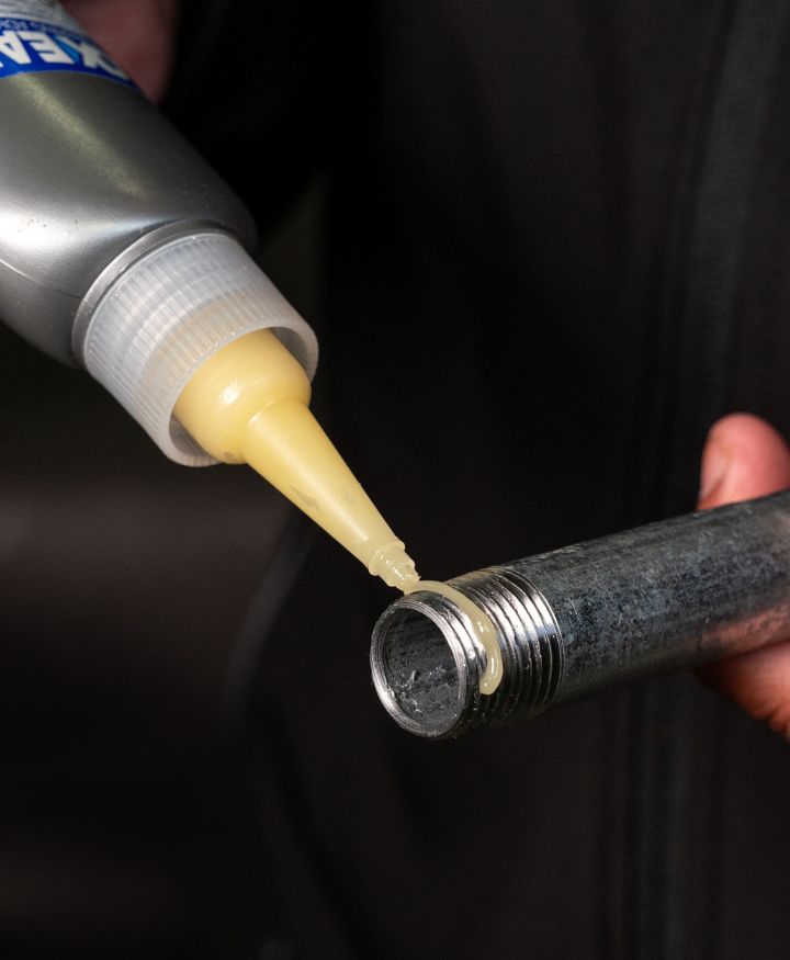 Application of Loxeal 58-11 on a galvanised steel thread